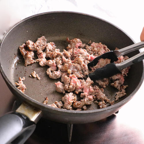 フライパンに油を入れて中火で熱し、牛肉を入れてほぐしながら炒める。
