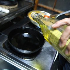 野菜を適当な大きさに切っておく。オリーブオイルを下に敷き、鍋全体に野菜を。この時に大きさ順に並べる。キャベツから入れるのがポイント。