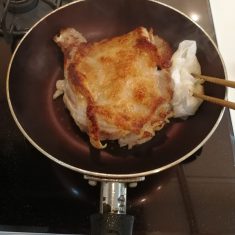 皮目がこんがりパリパリに焼けたら、ひっくり返す。2分くらい焼いたら、合わせておいた調味料を入れて中弱火にする。