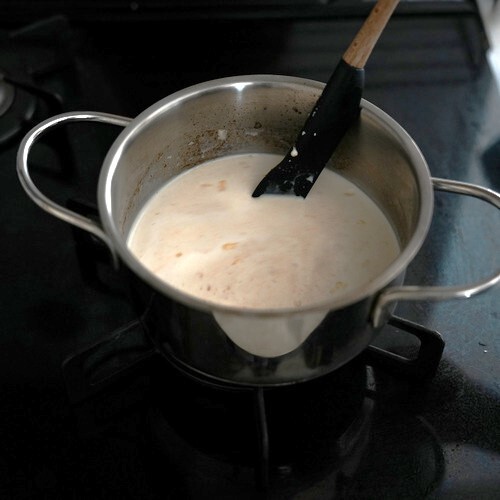 コーンクリーム缶と牛乳、生クリーム、顆粒コンソメを鍋に入れて沸騰直前まで加熱する。