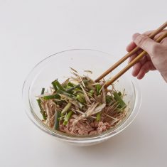 ボウルに（A）をいれて混ぜたら、ごぼう、ツナ缶、ねぎ、塩昆布をいれて混ぜ合わせる。