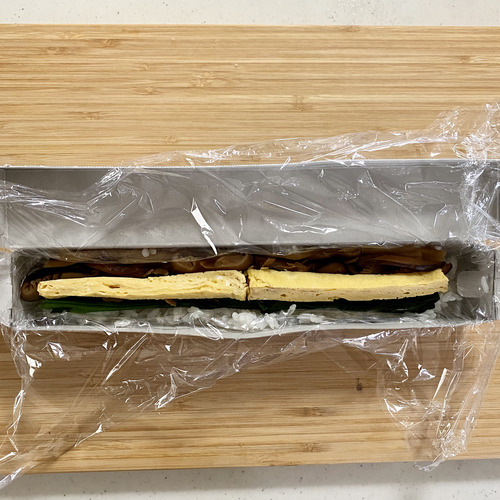小鍋に調味料Ａと干し椎茸とかんぴょうを入れて火にかける。弱火で煮汁がなくなるまで煮て、冷ましておく。