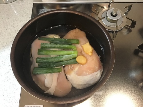 ブライン液を捨て、鶏むね肉を鍋に入れかぶるくらいの水とねぎの青い部分、生姜を入れる。