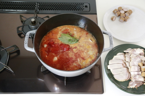トマト缶に水を入れてゆすぐようにしてトマト缶と同量の水、ローリエ・タイムを入れて15分中火で煮こむ。