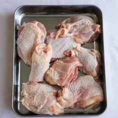鶏もも肉は下処理をして1/4サイズにカットし、塩(分量外)で下味をつけておく。