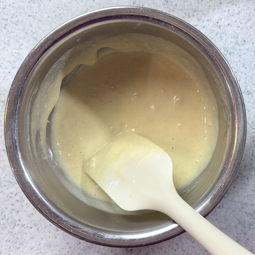 ②に③を入れ、ゴムベラでよく混ぜたら、牛乳を3回に分けていれ、その都度よく混ぜる。