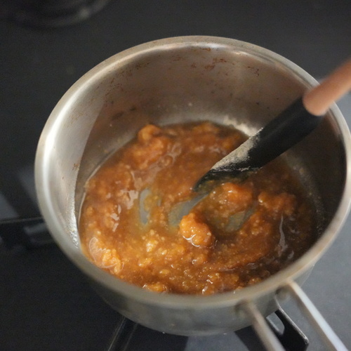 ＝Ａ＝を鍋に入れ、よく混ぜ合わせてから中火で加熱する。沸騰したら弱火にして、1分煮詰める。