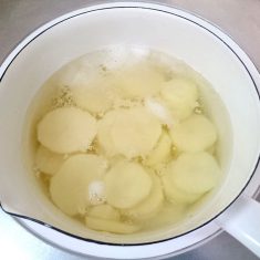 じゃがいもを1㎝幅に切り、ゆでる。