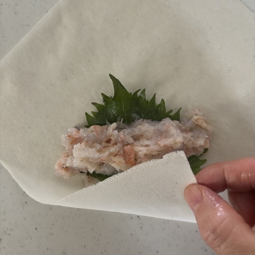 春巻きの皮に大葉と③をのせ、手前から巻く。
水溶き小麦粉で綴じ目をとめる。
