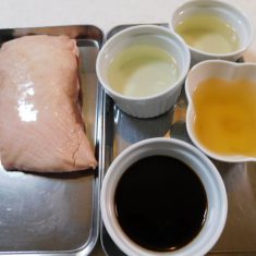 鴨は、ささみの部分をそぎ取る。
