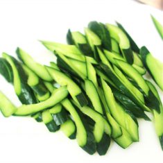 中華鍋もしくはフライパンに油(分量外)を熱し、弱火にしたらにんにくを加え、香りが立ったら豆板醤も加える。