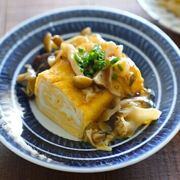 卵焼きの上にきのこあんをかける。
小ねぎを小口切りにして散らす。