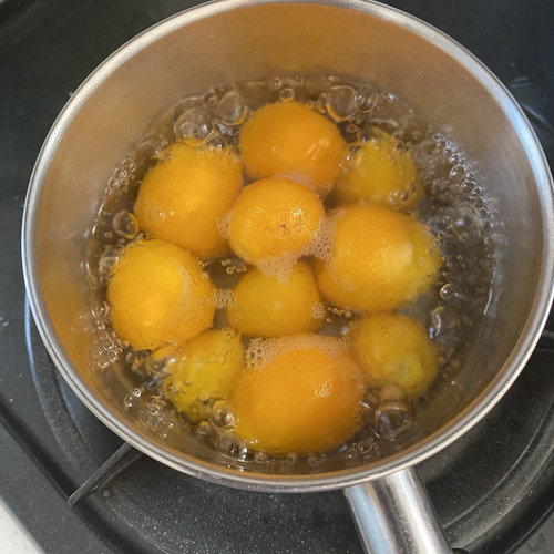 メープルシロップと塩を加え更に５分煮る。一晩おいて味を馴染ませれば完成。