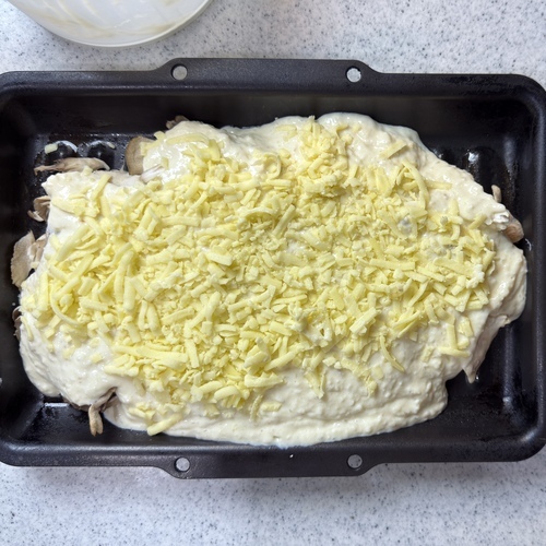 ロティプレートに鮭と舞茸を並べ②をかけ、ピザチーズを乗せる。