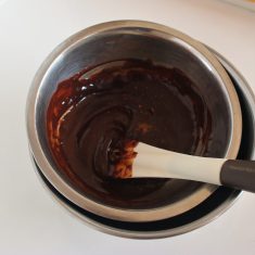 チョコレートにナツメグとシナモンを振り入れて混ぜたら、1でカットしておいた具をすべて混ぜ込む。