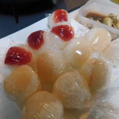 ラップに具材と小さく丸めた酢飯をのせ、形を整え、飾り付け用の野菜等のせて出来上がり。