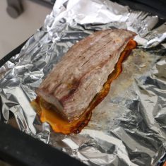 肉をマルチグリルのプレートに乗せ、調理モード[焼く]火加減・中で12分加熱し、火を止めたらグリルを開かずに5分間余熱で加熱する。