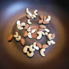 フライパンにナッツをいれ、乾煎りをし、一度取り出す。