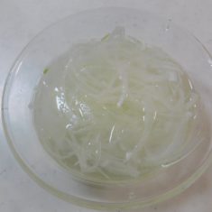 お皿に玉ねぎスライス、茹でて水切りした昆布、サーモン、大葉、ミニトマトの順に盛り付けていく。