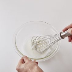 ボウルに卵白をいれ、泡立て器で白っぽくなるまで泡立てる。