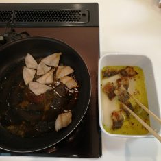 ①のアジに小麦粉をまぶし、フライパンで多目の油で揚げ焼きにし、焼けたものから油をきって③のマリネ液に浸けていく。