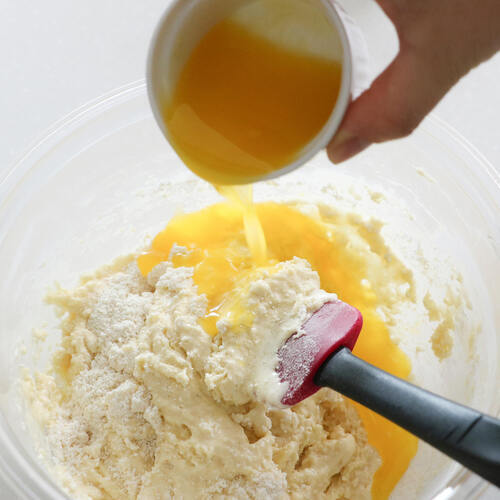 バターを600Wのレンジで20～30秒加熱して溶かし、油と合わせて③に加えて混ぜる。

