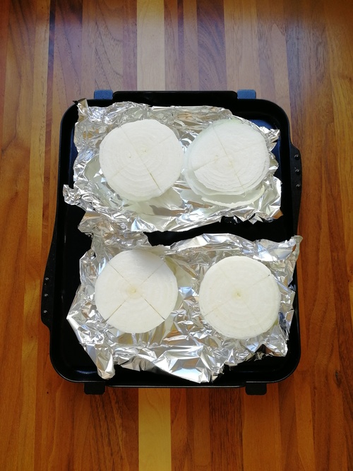 マルチグリルのプレートパンに、アルミホイルを敷き、①の玉ねぎを切った断面を上にして並べ、アルミホイルで軽く囲うようにする。