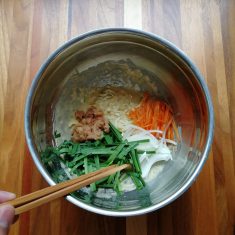 タレの調味料を合わせ、白ごまは炒って指先でひねり潰して合わせる。