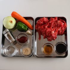 牛薄切り肉、ピーマン、にんじん、玉ねぎは全て細切りにする。