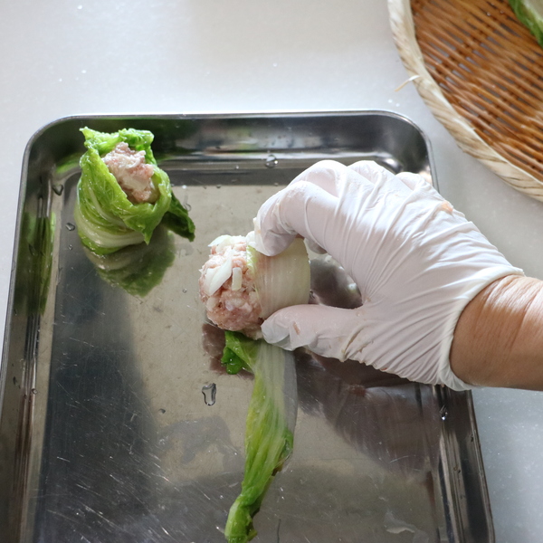 ①の白菜を3㎝幅に切り、タネを8等分したら軽く丸めて白菜に乗せ、端から巻くようにして包む。