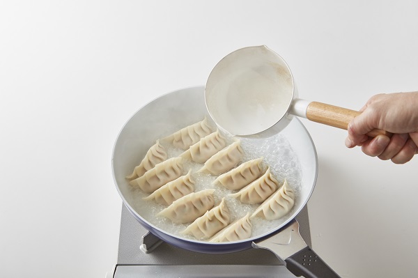 フライパンに油を薄く塗り、中火にかけ、餃子を並べる。
熱湯（分量外）を餃子の1/3の高さまで注ぐ。蓋をして水分がなくなるまで加熱する。
