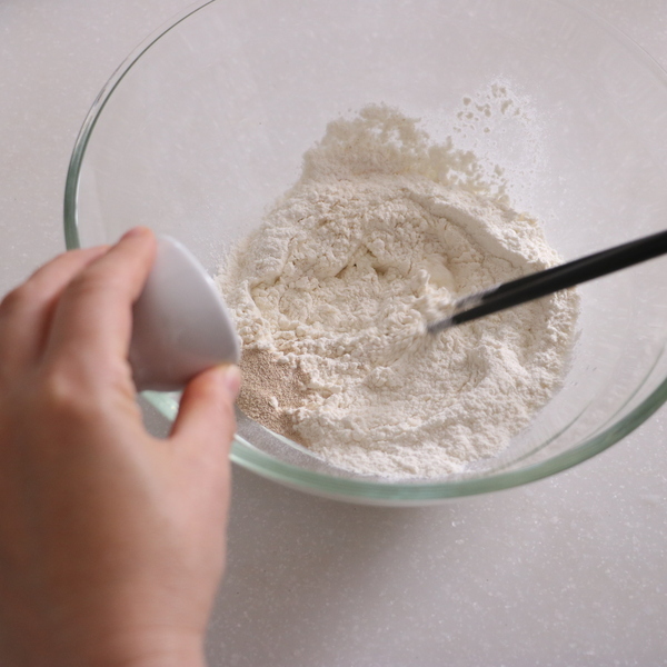 強力粉をボウルに入れ、砂糖、塩、ドライ―ストを加えて菜ばしで混ぜる。