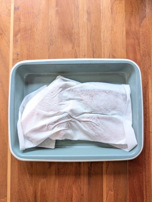 ぶりから出てきた水分をキッチンペーパーで拭く。
