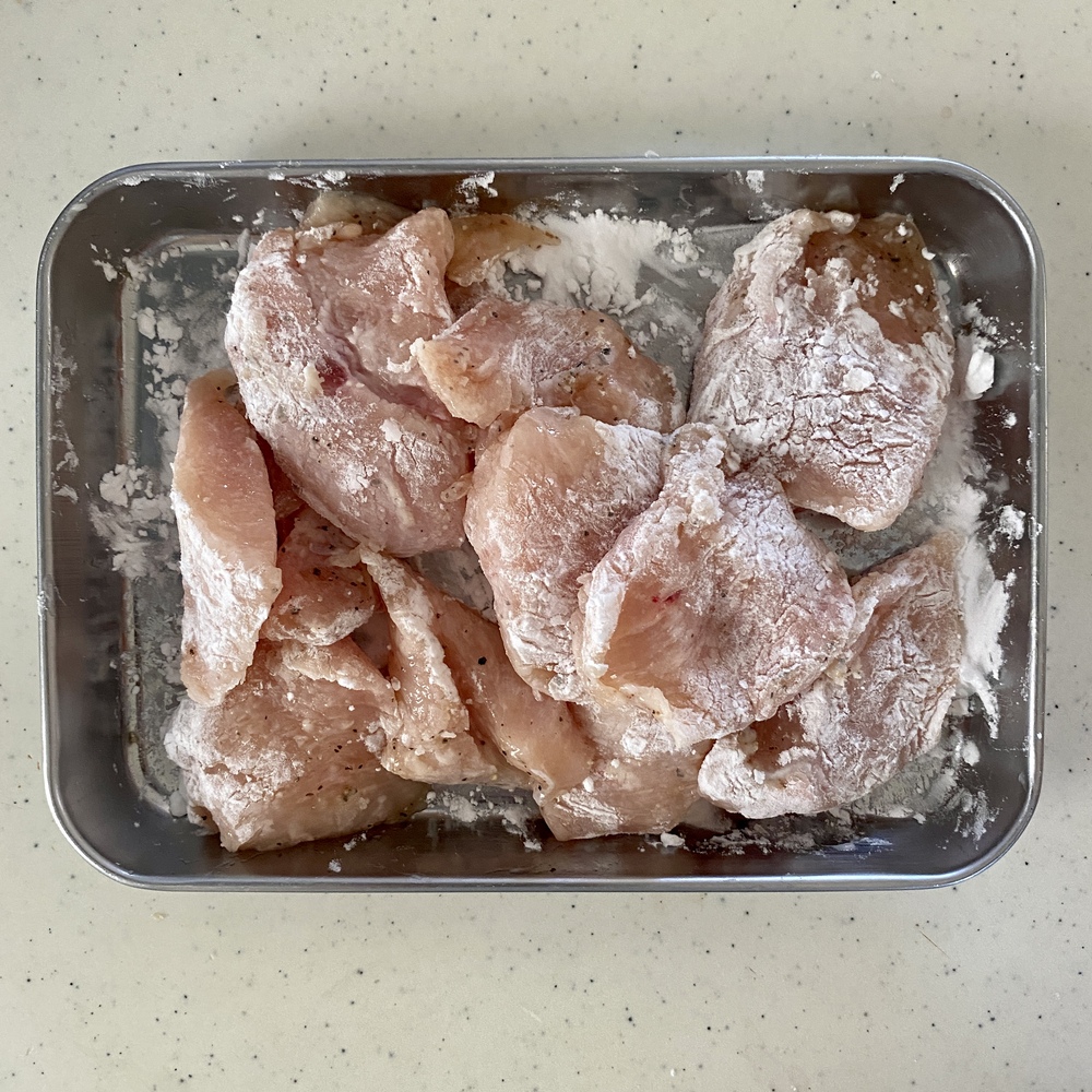 鶏むね肉は皮を剥ぎ、繊維に逆らって1～1.5㎝のそぎ切りにする。塩こしょうと片栗粉を全体にまぶす。