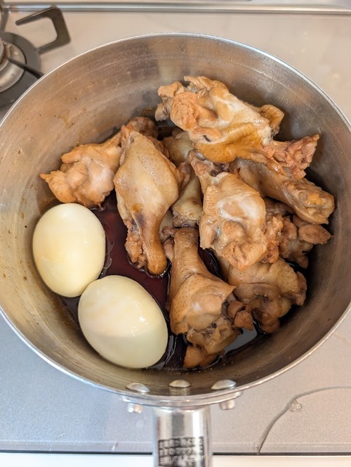 出来上がったら全体を混ぜ、なじませ、ゆで卵を煮汁に浸ける。
粗熱が取れるまで放置し、食べるときに軽く温め直す。