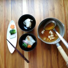 お椀に、焼いた餅・蒲鉾・人参・小松菜を並べ、④の汁をゆっくり注ぐ。