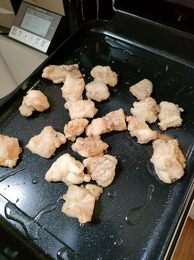 マルチグリルのプレートに油大さじ1をひき、鶏肉を並べて、残りの油を鶏肉にかける。
