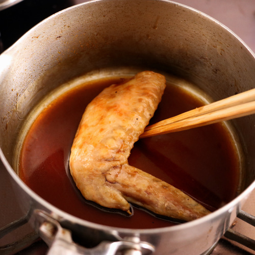 小鍋にAを全て加えて1分程度中火にかけて沸騰させ、焼きあがった鶏手羽先肉をさっとくぐらせたらできあがり。
