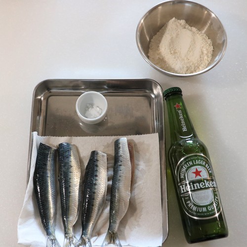 小魚は塩(分量外)を振って15分程したら水分をしっかりふき取っておく。