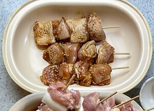 （鶏もも串）②の鶏もも肉は1串に鶏もも肉4つをさす。
