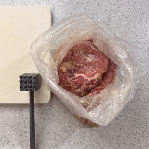 豚ロース肉は筋を切り、肉たたき等で叩いてから＝漬けダレ＝に漬ける。（15分～冷蔵庫で一晩漬けてもおいしいです）