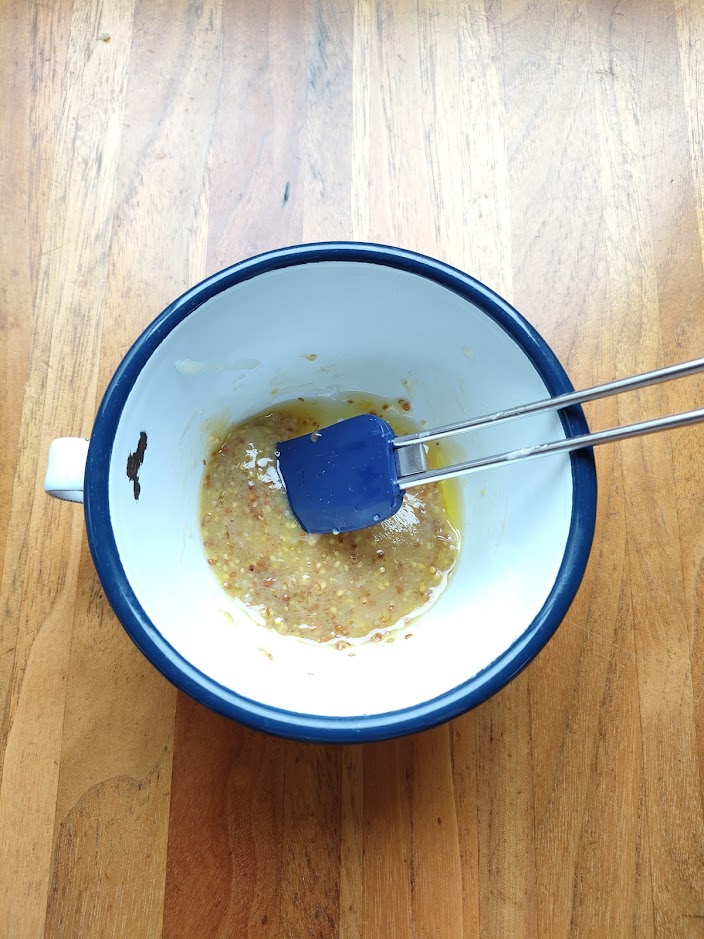 ソースの材料は全て混ぜ合わせる。