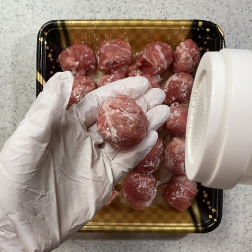 肉の表面に薄力粉をまぶす。