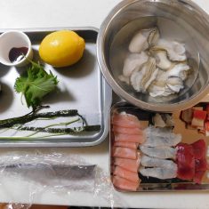 刺身用の鯛は、だし昆布に乗せ、マグロなどは、半分に切っておく