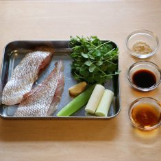 白身魚は塩(分量外)を全体に振りかけ、15分程おいたら水分をしっかりふき取る。皮目に切込みを入れておく。