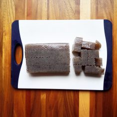 沸騰した湯に入れ少し茹でてアク抜きをする。