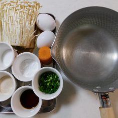 えのき茸は、3㎝、人参は、千切りにする。