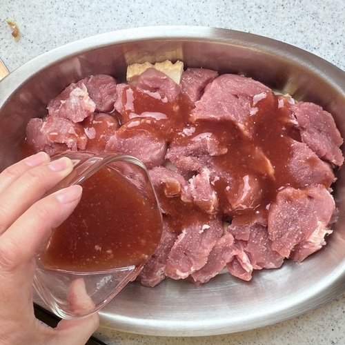 シェフポット本体に玉ねぎ→厚揚げ→豚ひれ肉の順に入れ、＝甘酢＝をかける。