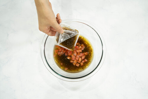 ボウルにモズク酢、水、めんつゆ、トマトをいれ混ぜる。