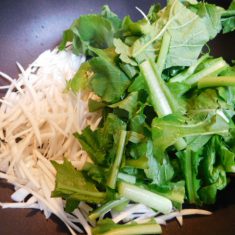 鍋に油（分量外）を適量いれ、カブの皮と葉を炒める。